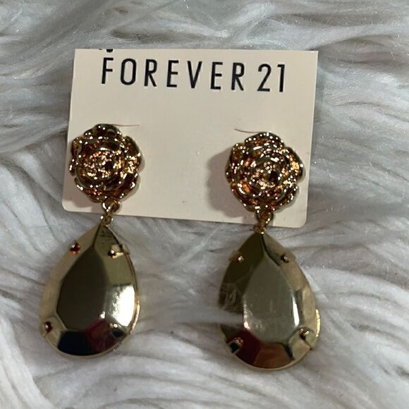 Forever 21 gold metallic flower teardrop stud earrings - Picture 1 of 5